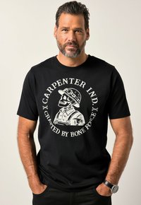 Camiseta de algodón negra con un estampado gráfico de una calavera con sombrero, rodeada del texto "CARPENTER IND" y "CRAFTED BY BONE FORCE."