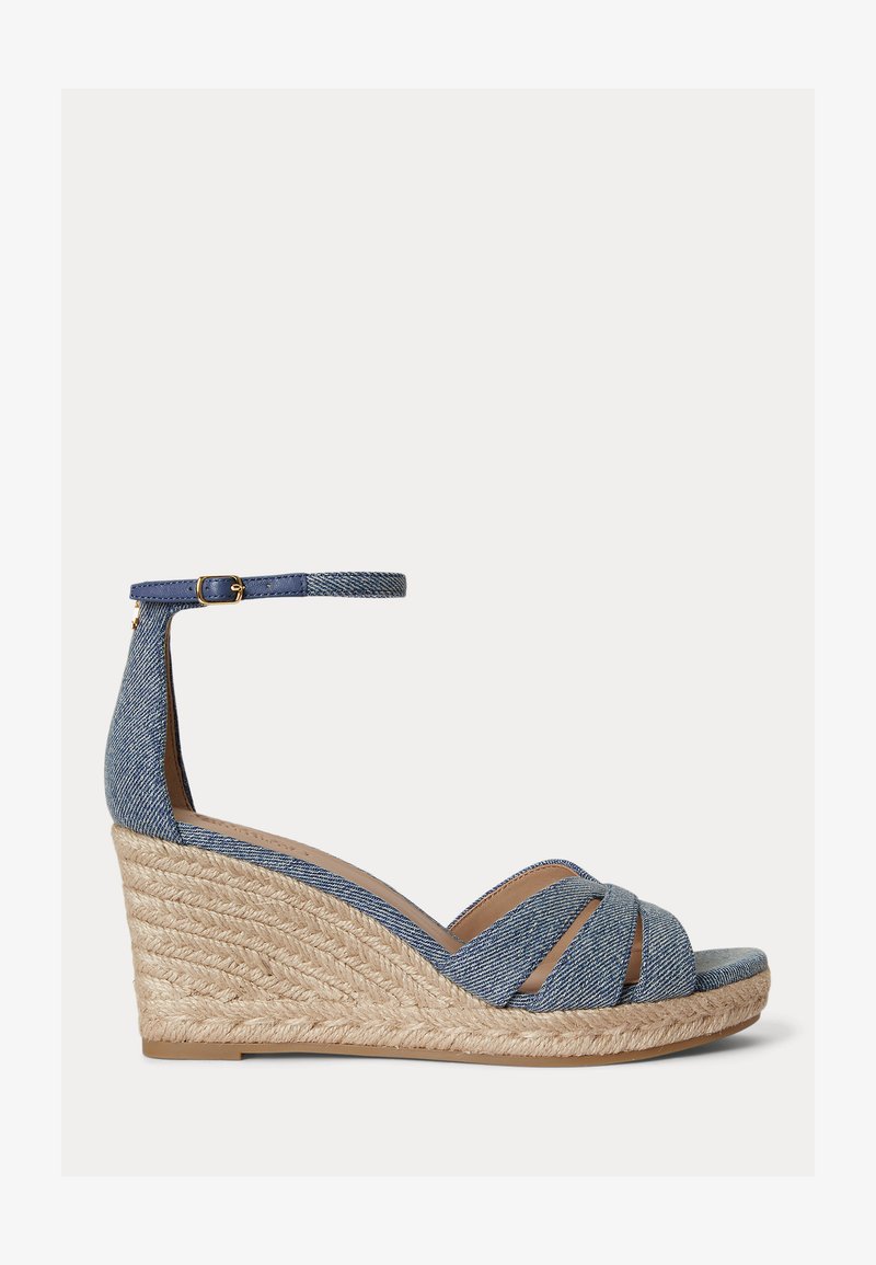 Μπλε τζιν πλατφόρμα με φιάπα από πλεγμένο τζούτ, ανοιχτή μύτη, λουράκια που διασταυρώνονται και ρυθμιζόμενο κούμπωμα στον αστράγαλο.