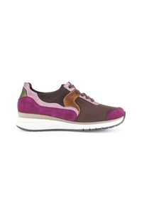 Sneaker multicolore avec du daim brun, rose et violet, dotée d'accents texturés, d'une semelle intermédiaire blanche et d'une semelle extérieure en caoutchouc noire.