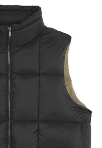 Schwarze Steppweste mit hohem Kragen und Reißverschluss, ausgestattet mit khakifarbenen Seitenpanelen. Der Stoff hat eine glatte, glänzende Oberfläche und eine gesteppten Textur.