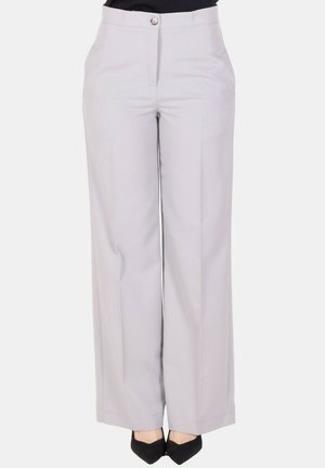 Pantaloni grigio chiaro a gamba larga con pieghe frontali, vita alta, chiusura con bottoni, indossati con scarpe nere a punta su sfondo bianco.