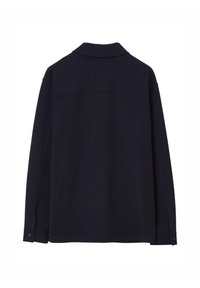 Camicia a maniche lunghe blu navy con colletto, dotata di cucitura sulla schiena e polsini abbottonati, realizzata in un tessuto liscio e strutturato.