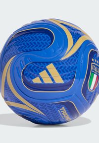 Pallone da calcio Adidas blu e oro con stemma della nazionale italiana, superficie testurizzata e branding "TRIONDA" su sfondo bianco.