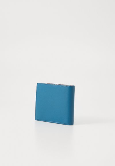 Portafoglio in pelle blu con una superficie liscia, forma quadrata e interno con pattern colorato a contrasto. I bordi sono cuciti con precisione.