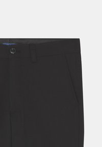 Μαύρο παντελόνι με λεία υφή, μπροστινές τσέπες και κλείσιμο με κουμπί στη μέση, έχοντας καθαρή σχεδίαση και ραμμένη γραμμή.