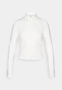Hvit zip-up jakke laget av glatt, stretchy stoff. Har lange ermer, høy krage og reflekterende logo-detaljer på brystet og ermene.