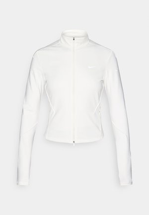 Chaqueta blanca de cremallera fabricada con una tela suave y elástica. Presenta mangas largas, cuello alto y acentos reflectantes del logo en el pecho y las mangas.
