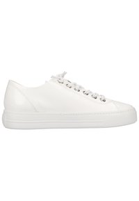 Baskets blanches en cuir avec une surface texturée, bout rond, semelle plate et design à lacets. Présente des œillets métalliques et des détails de couture subtils.