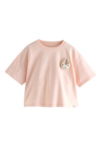 Rosa Baumwoll-T-Shirt mit kurzen Ärmeln und rundem Ausschnitt, mit einem dekorativen Hasen-Patch auf der linken Brustseite, verziert mit bunten Blumenakzenten.