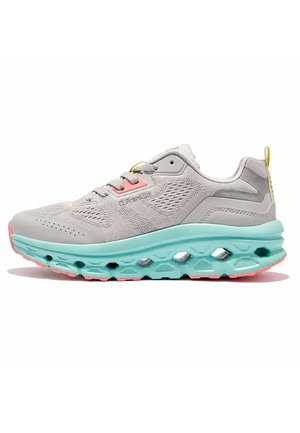 Zapatilla deportiva gris claro con parte superior de malla, suela gruesa verde menta con recortes hexagonales, detalles en rosa y tirador amarillo en el talón.