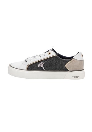 Baskets basses à semelle et bout blancs, côtés en tissu gris avec broderies florales, lacets blancs, patch talon en daim beige et nom de la marque sur la semelle.