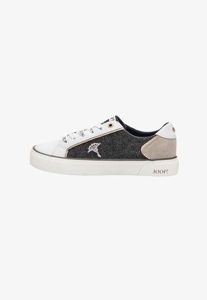 Zapatilla baja con suela y puntera blancas, laterales de tela gris con bordado floral, cordones blancos, parche de ante beige en el talón y nombre de la marca en la suela.