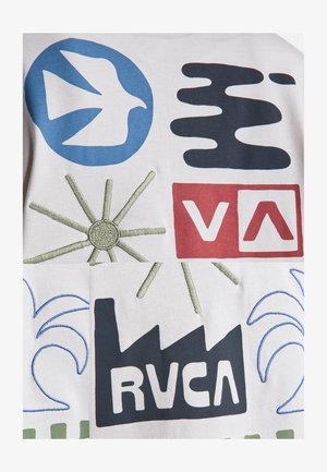 Blauwe duif in een cirkel, abstracte zwarte vorm, groene zonnestralingen, rode rechthoek met "VA," zwarte fabrieksvorm met "RVCA," en blauwe golfomtrekken op witte stof.