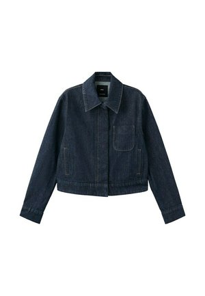 Jachetă din denim albastru închis cu mâneci lungi, guler ascuțit, buzunar frontal, două buzunare laterale și închidere cu nasturi ascunsă sub fâșia frontală.
