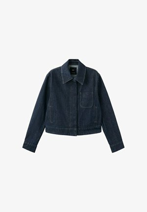 Jachetă din denim albastru închis cu mâneci lungi, guler ascuțit, buzunar frontal, două buzunare laterale și închidere cu nasturi ascunsă sub fâșia frontală.