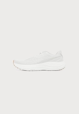 Weißer Laufschuh mit Mesh-Obermaterial, Schnürverschluss, gepolsterter dicker Sohle und dezentem Markenlogo an der Seite, seitlich auf neutralem Hintergrund gezeigt.