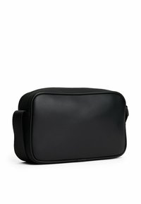 Zwarte rechthoekige crossbodytas van glad nepleer, met een ritssluiting en een verstelbare schouderband voor veelzijdigheid.