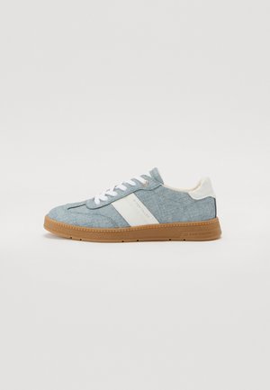 Denim-Canvas-Sneaker mit hellblauem Obermaterial, weißem Seitenstreifen und Gummisohle. Ausstattung mit weißen Schnürsenkeln und gepolstertem Schaft.