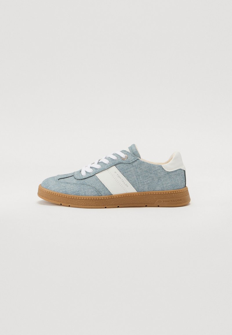 Baskets en toile denim avec tige bleu clair, bande latérale blanche et semelle en caoutchouc beige. Présente des lacets blancs et un col rembourré.