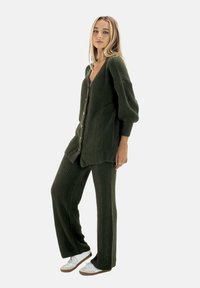 Elara LANGESSET  - Strickjacke - grün