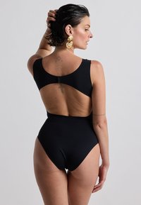 Costume da bagno intero nero con design a schiena aperta, dotato di spalline larghe e chiusura con bottoni. Texture liscia e gambe a taglio alto.