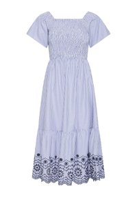 Robe midi à rayures verticales bleues et blanches, manches courtes bouffantes, corsage smocké et broderie florale noire le long de l’ourlet.
