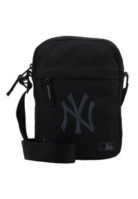 Borsa a tracolla nera in tela con texture liscia, caratterizzata da un logo di New York grigio scuro e da una tracolla regolabile in tessuto e chiusura con zip.