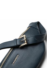 Blaue Leder Umhängetasche mit strukturiertem Finish, ausgestattet mit einem Reißverschluss und einer Schnalle in goldfarbener Ausführung. Markenname "LAZAROTTI" eingeprägt.