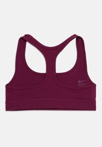 Sujetador deportivo Nike Dri-FIT de color púrpura con diseño de espalda nadadora, costuras planas y pequeño logo de swoosh de Nike impreso en el lado derecho de la espalda.