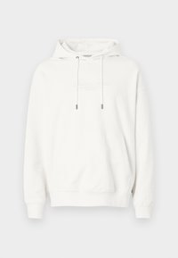 Sudadera con capucha blanca hecha de tela suave, que cuenta con capucha con cordón, bolsillo tipo canguro y logotipo en relieve en el pecho. Mangas largas con puños acanalados.