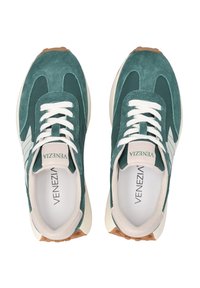 Grüne Wildledersneaker mit weißen Akzenten und Schnürsenkeln. Verfügt über ein strukturiertes Obermaterial und eine beige Gummisohle. Branding auf den Einlegesohlen und der Seite.