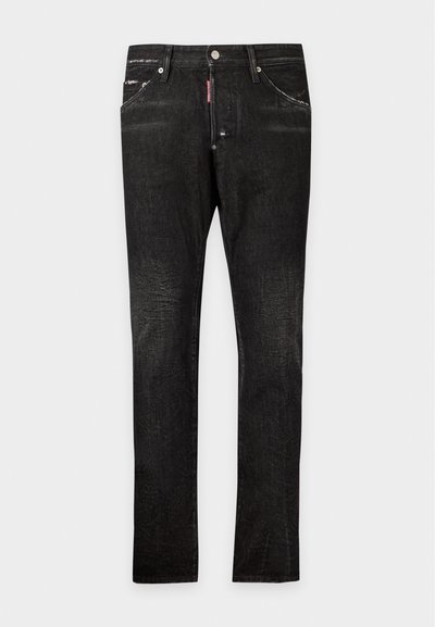 Jean slim noir avec légère décoloration et détails d'usure, doté de poches avant, de passants pour ceinture, d'une fermeture par bouton et d'une étiquette de marque rouge près de la braguette.