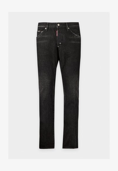 Jean slim noir avec légère décoloration et détails d'usure, doté de poches avant, de passants pour ceinture, d'une fermeture par bouton et d'une étiquette de marque rouge près de la braguette.