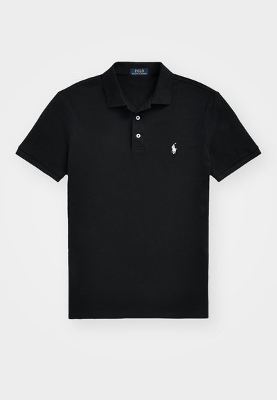 Črna polo majica iz bombaža, s klasičnim ovratnikom, tri gumbi na zapenjanju, kratkimi rokavi in belim logotipom na levem prsnem delu.