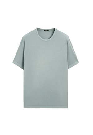 T-shirt en coton bleu clair à manches courtes, col rond et coupe décontractée. Texture lisse avec un design simple et épuré.