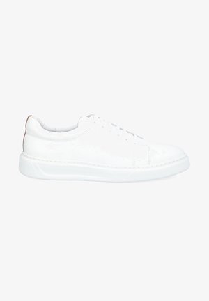 Białe skórzane sneakersy o gładkiej fakturze, zaokrąglonym nosku i sznurowaniu. Posiadają białą gumową podeszwę i subtelny brązowy akcent przy pięcie.