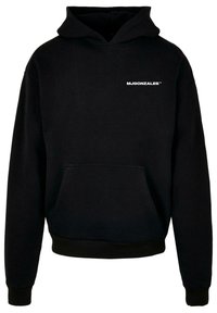 Sudadera negra hecha de un tejido suave. Cuenta con un bolsillo tipo canguro, ribetes en el dobladillo y los puños, y un pequeño texto de logo blanco en el pecho.
