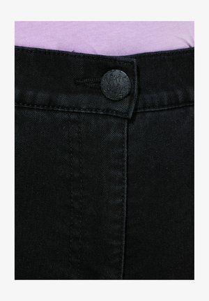 Czarne dżinsy z zapięciem na guzik i subtelnymi detalami w szwach. Teksturowana tkanina, ukazująca zbliżenie na talię i guzik.