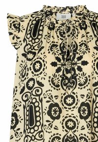 Bluză neagră cu model floral, realizată dintr-un material ușor. Prezintă un decolteu volanat, un design plisat și un șnur la față.