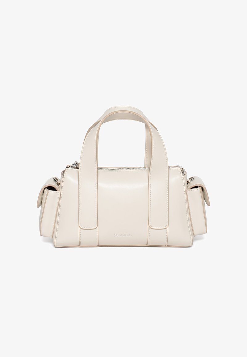 Sac à main rectangulaire beige avec deux larges poignées, poches latérales à rabats et fermeture à glissière sur le dessus.