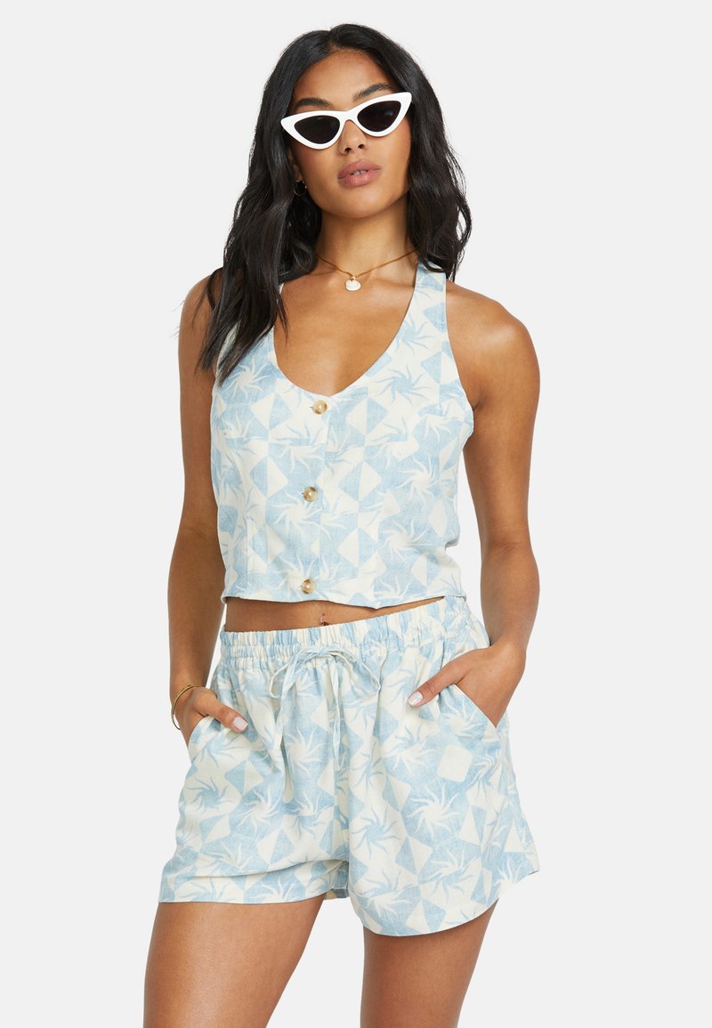 Ljust blå kort topp med ett geometriskt mönster och knäppning, tillsammans med matchande shorts med elastisk midja och sidofickor.