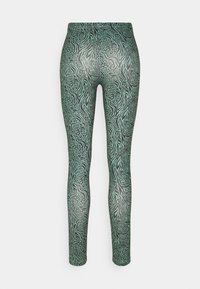 Vihreät legginsit, joissa on eläinkuosipainatus mustilla ja tummanvihreillä abstrakteilla viivoilla ja pisteillä, valmistettu joustavasta kankaasta.