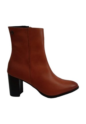 Bota de tobillo de cuero marrón con un diseño elegante, punta afilada y un tacón grueso negro. Presenta una cremallera lateral y un pequeño detalle metálico.