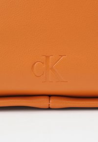 Calvin Klein Jeans KNOTTED BLOCK - Kabelka - caramel