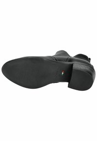 Botín de tobillo de cuero negro con suela de goma texturizada, tacón ligeramente apilado y un branding minimalista en colores rojo, blanco y verde.