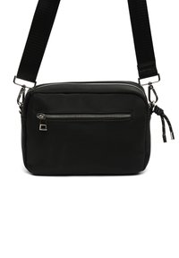 Borsa a tracolla nera in tessuto con tasca frontale con zip, superficie liscia, tracolla regolabile e dettagli in metallo argentato.