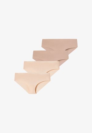 Quatre culottes hipster sans couture pour femmes dans différentes nuances nude disposées en diagonale sur un fond blanc.