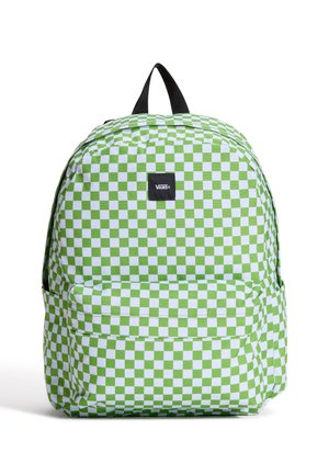 Mochila a cuadros verdes y blancos con textura de tela, que cuenta con un asa superior, un bolsillo frontal con cremallera y un logotipo de la marca en un parche negro.
