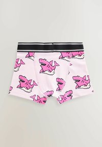 Boxers en tissu rose avec un motif répété de requins de dessin animé avec des accents blancs et une ceinture élastique noire.