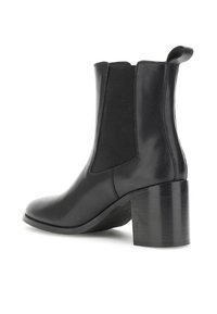Stivale alla caviglia in pelle nera con tacco a blocco, pannello laterale elastico e linguetta sul retro, mostrato di profilo su sfondo bianco.